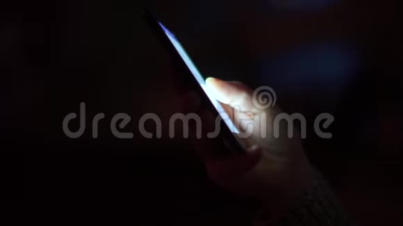夜间房间使用智能手机的特写视频的预览图