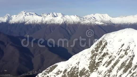 美丽的风景山与雪山天空背景无人机视野视频的预览图