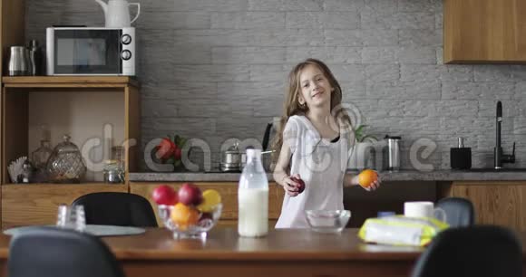 留着长发的女学生在厨房里和水果跳舞视频的预览图