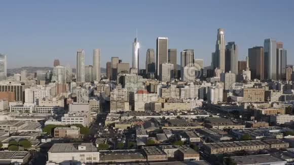 在加利福尼亚的洛杉矶市向后飞行的无人机视频的预览图