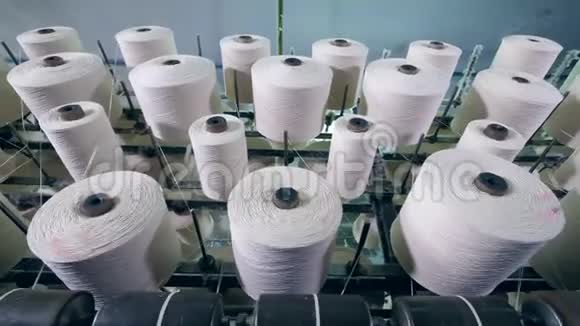 许多线轴与纤维纺丝在工厂机器上的设施纺织厂设备在工作视频的预览图