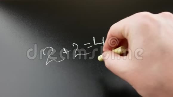 有人他的手在黑板上画着一张笑脸回到学校的概念视频的预览图