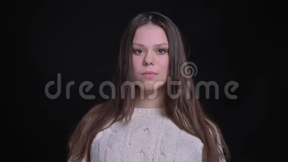 年轻美丽的白种人女模特在镜头前摆姿势在沉思中微笑的特写镜头视频的预览图