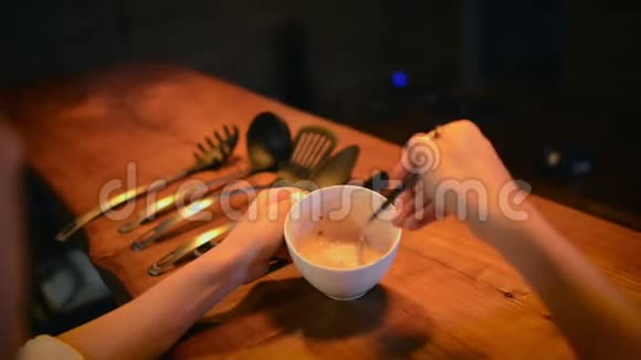 近距离观看女人手拿杯子与煎饼混合视频的预览图
