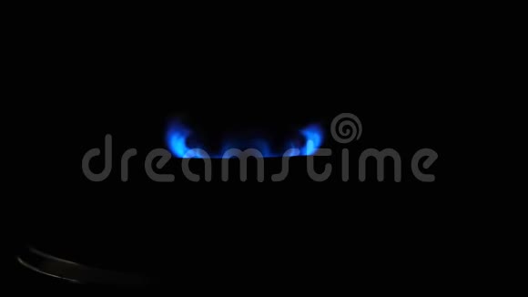 黑色背景上的煤气炉蓝色火焰打开煤气开关视频的预览图