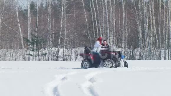 冬天的森林一个男人有雪车问题女人围着他转视频的预览图