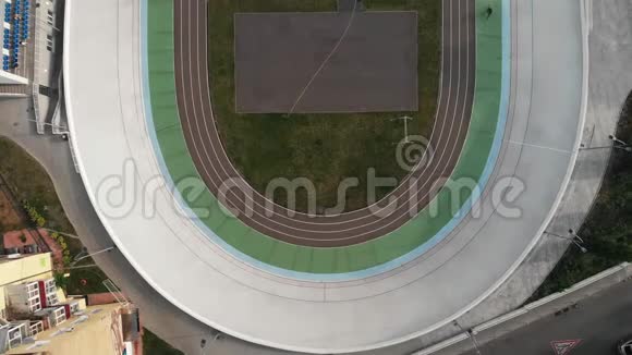 空中无人机对自行车轨道的看法年轻的运动骑自行车者在维罗德里训练学骑自行车的女孩视频的预览图
