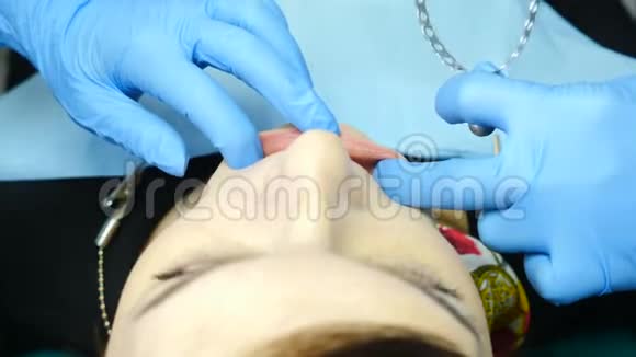 牙科诊所的概念在现代牙医办公室进行体检三十几岁的女人下巴有些疼视频的预览图