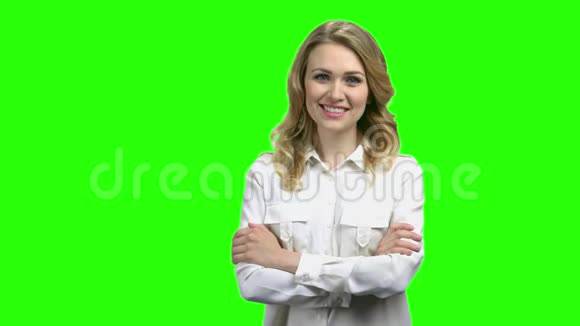 绿色屏幕背景下迷人的办公室女士视频的预览图