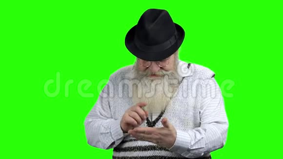 绿色屏幕上惊讶的老快乐男人视频的预览图