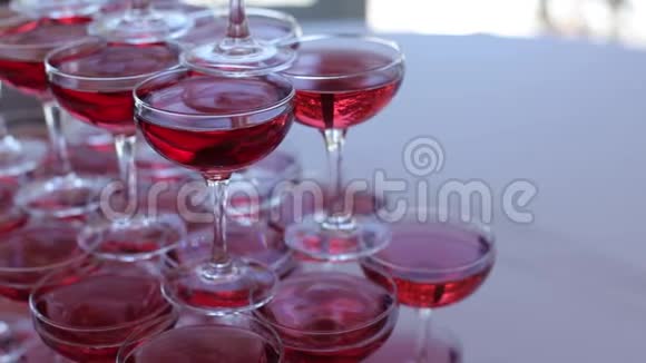 桌子上放着一杯红酒的金字塔视频的预览图