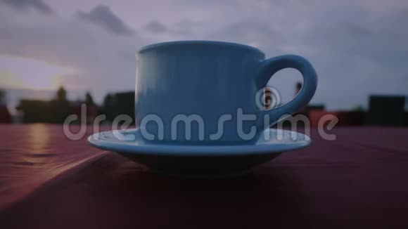 可观看带有咖啡或茶的杯子的慢速视频视频的预览图