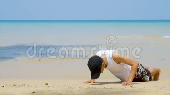 4K运动员通过在沙滩上向上推来锻炼这是他交叉健身锻炼的一部分视频的预览图