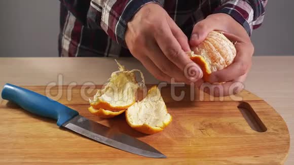 健康早餐时人们用橙色擦手放水果桌4K视频的预览图