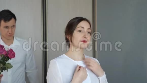 男人闭上自己女朋友的眼睛发出惊喜视频的预览图