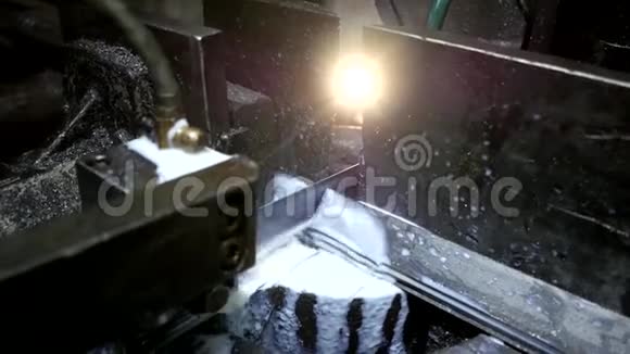 焊工烹制框架焊工煮金属焊工烹饪金属结构焊接工程火花熔融元视频的预览图