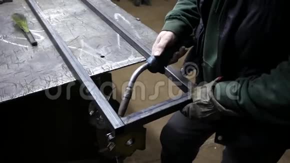 焊工烹制框架焊工煮金属焊工烹饪金属结构焊接工程火花熔融元视频的预览图