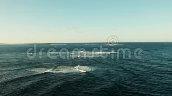 有波浪和岩石岛的海洋菲律宾西亚高视频的预览图