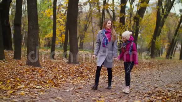在秋天的大自然中妈妈和女儿轻松地结合在一起视频的预览图