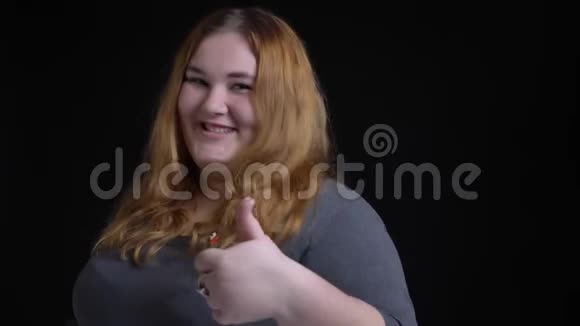 年轻的超重白种人女性特写镜头她竖起大拇指开心地笑着直视着视频的预览图
