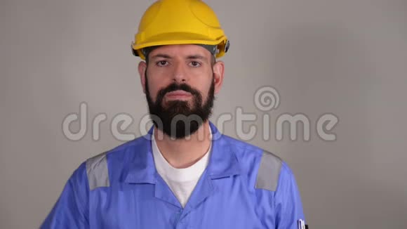 有胡子的建筑工人建筑工人工头或修理工在黄色建筑头盔上感到颈部疼痛视频的预览图
