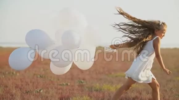 女孩白色连衣裙和气球视频的预览图