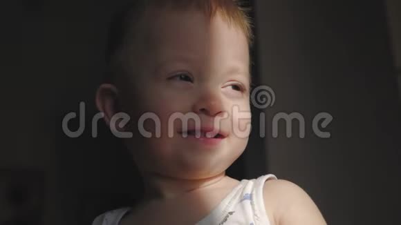 可爱的小快乐笑了1岁的小男孩正看着相机和微笑视频的预览图
