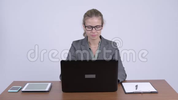 年轻快乐的金发女商人使用笔记本电脑在工作中得到好消息视频的预览图