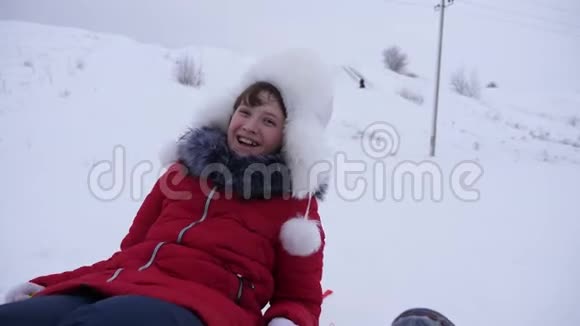 女孩落在雪上笑了孩子们雪橇玩得很开心圣诞节视频的预览图