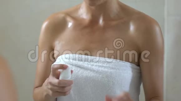 在浴室化妆品和护肤中使用抗衰老乳液的女性视频的预览图