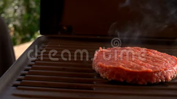 在烤架上煎出的生牛肉汉堡视频的预览图