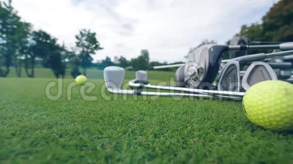 高尔夫球杆和球躺在高尔夫球场上视频的预览图