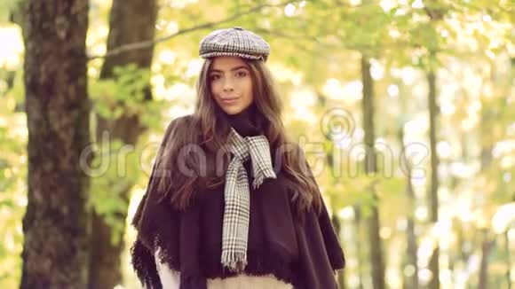 快乐的女孩在秋天散步秋天的户外肖像美丽的快乐女孩走在公园或森林里穿着温暖的针织视频的预览图