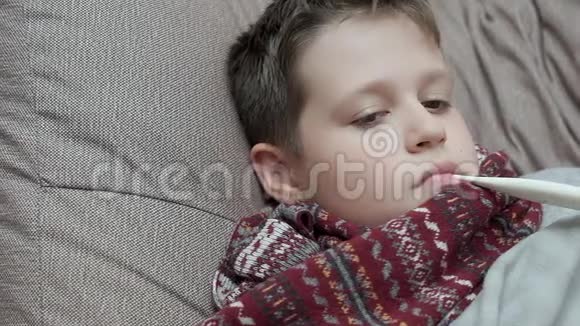 围巾里的男孩自己测量房子的温度他感冒了视频的预览图
