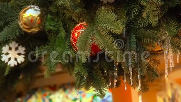 红黄球圣诞树花环与融化的冰柱装饰挂在担架季节集市圣诞节视频的预览图