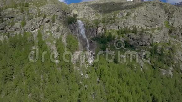 阿尔卑斯山美丽的瀑布视频的预览图