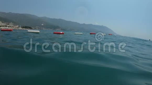 美丽的亚得里亚海和山景黑山共和国的旅馆和旅游业休息和放松视频的预览图