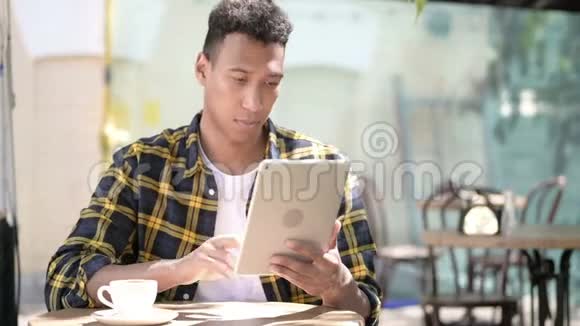 在平板电脑户外咖啡馆中获胜的非洲户外咖啡馆视频的预览图