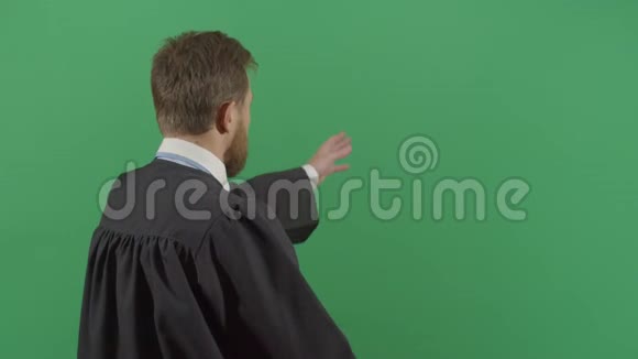 成年男子与公众互动法官视频的预览图