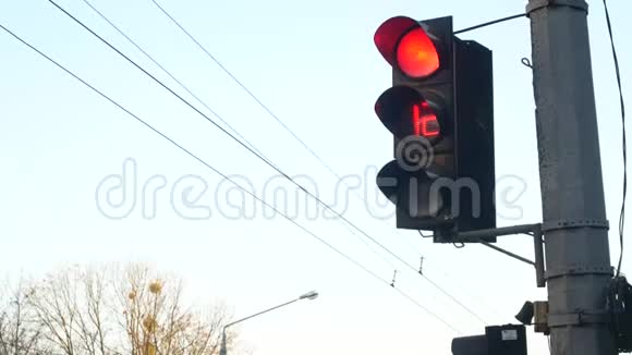 在十字路口红绿灯从红到绿视频的预览图