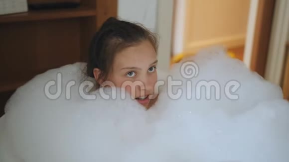 少女洗一个充满泡沫的澡视频的预览图