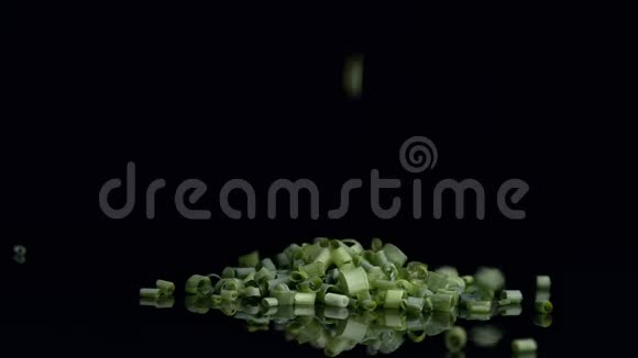慢动作切碎的韭菜视频的预览图