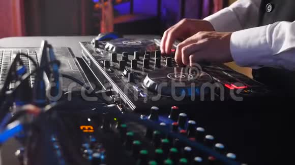关闭手的DJ播放音乐混合和刮擦转盘音乐设备专业音乐设备视频的预览图