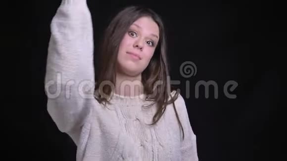 年轻迷人的白种人深色头发的女性特写镜头她竖起大拇指在前面开心地笑着视频的预览图