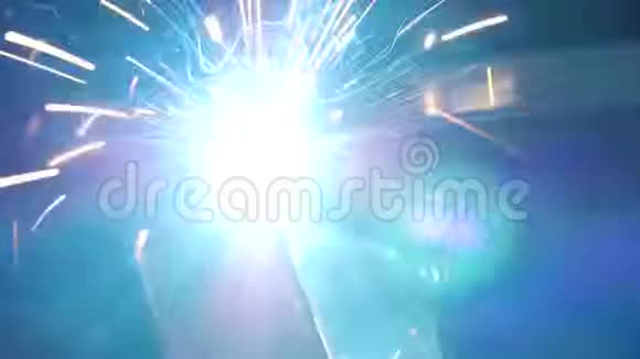 电焊工做金属焊接机上的火花视频的预览图