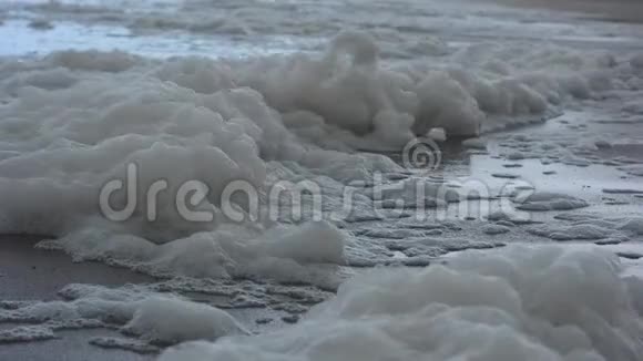 海水搅拌产生的海产泡沫视频的预览图