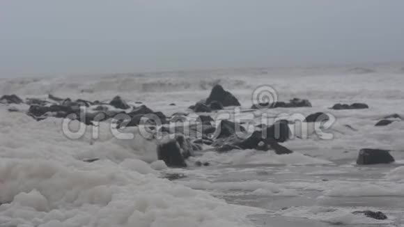 海水搅拌产生的海产泡沫视频的预览图