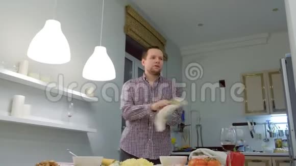 人做比萨饼面团把它从手扔到手然后掉下来在家做披萨视频的预览图