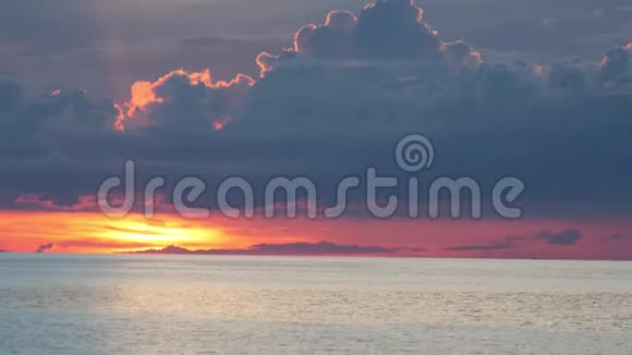 日落时在海上航行日落时分小划艇漂浮在平静的海水上视频的预览图