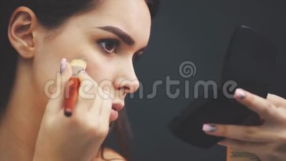 过程中化妆女性肖像被隔离在黑色上时尚化妆化妆品化妆的女孩红唇特写视频的预览图